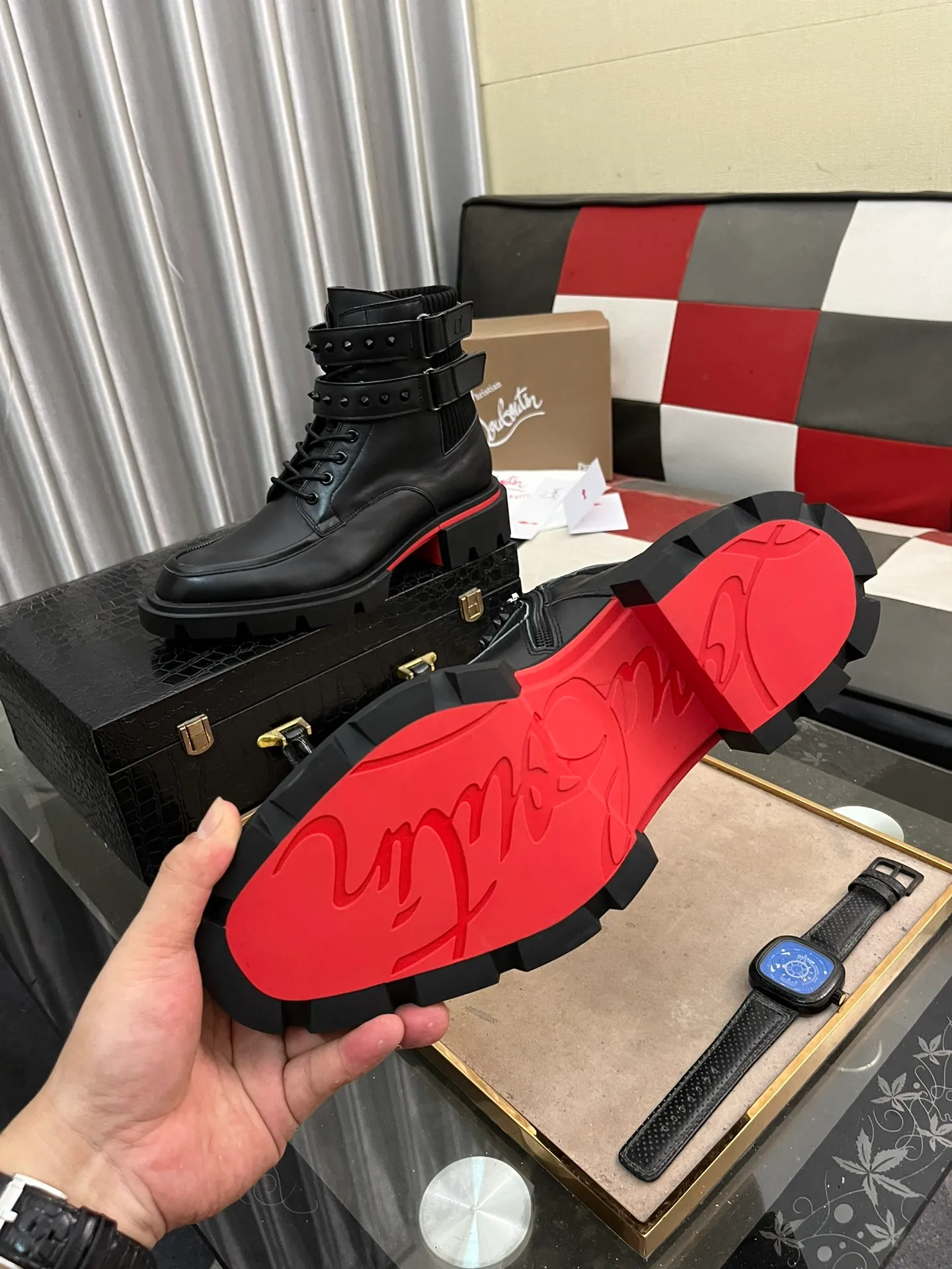 Men's shoes 💰880⌚️⌚️CL New formal leather shoes Christia* Loubouti* Red-soled shoes GREGGO men's Oxford shoes Made of imported cowhide/glossy patent leather/stitched contrasting high silk suede. Three-section toe design. Iconic red outsole, the ultimate personalized shoe. Original color cowhide lining. Original Italian leather outsole; fine workmanship brings you a luxurious experience. With its neat silhouette and straightforwardness, GREGGO men's Oxford shoes are Oxford shoes born for city roaming. The elegant lines and classic silhouette exude eternal charm. The black patent leather material is exquisite and eye-catching, adding a sense of luxury to the overall look. The slender toe design is full of elegance, and matched with closed shoelaces of the same color, the sophistication is invisible. The slim sole design provides the shoes with a light foot feel, elegant steps, and a refined and elegant look. Shows outstanding texture.  Standard leather shoe size: 38-44